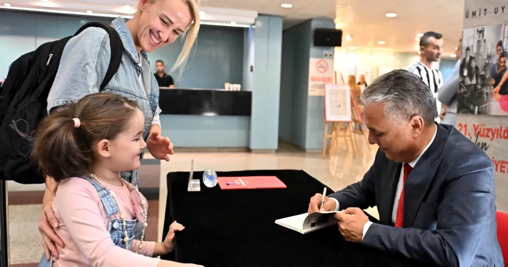 Başkan Uysal’dan yeni kitabına imza günü