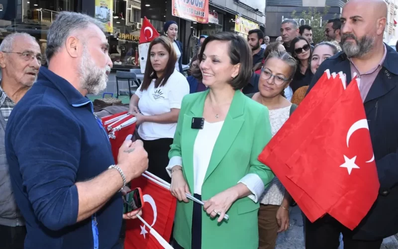 İzmir Karabağlar’dan  Cumhuriyet Korteji’ne bayraklı davet